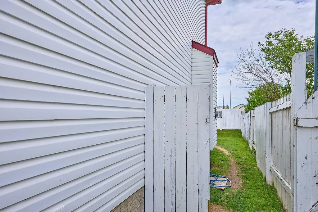 117 Douglas Ridge Circle SE Calgary AB T2Z 3C2