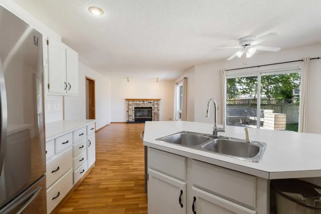 117 Douglasbank Way SE Calgary AB T2Z 1W4