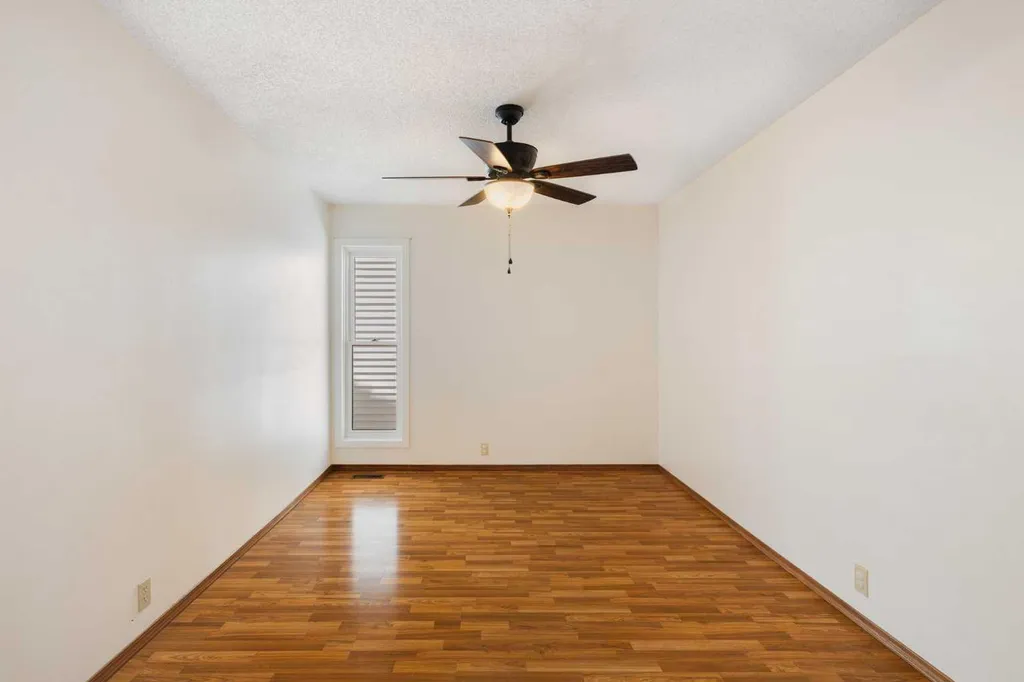 117 Douglasbank Way SE Calgary AB T2Z 1W4