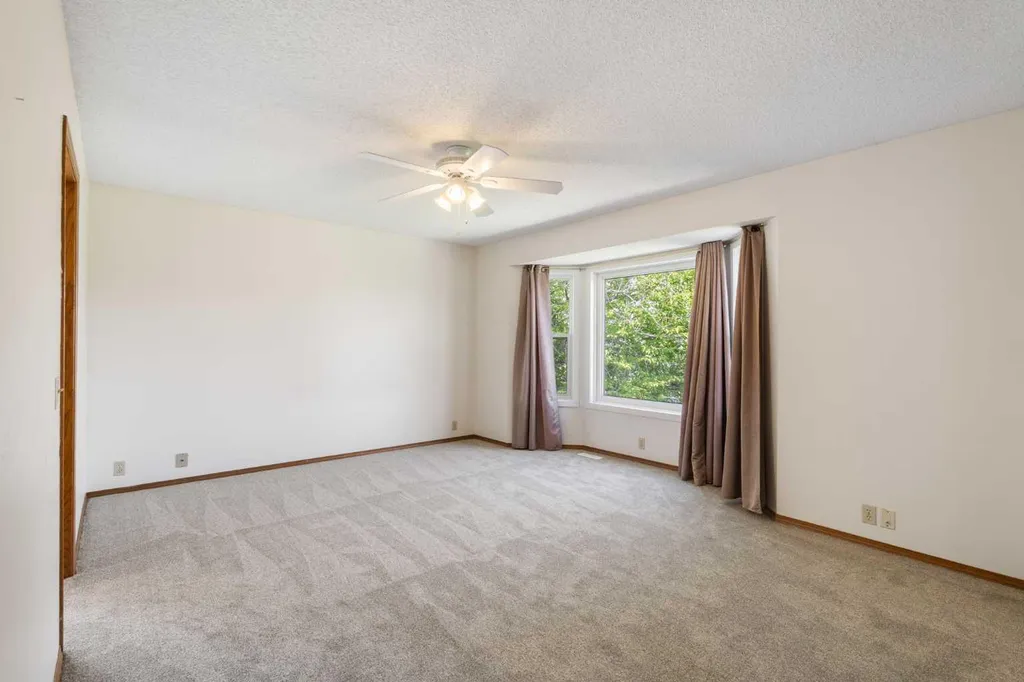 117 Douglasbank Way SE Calgary AB T2Z 1W4