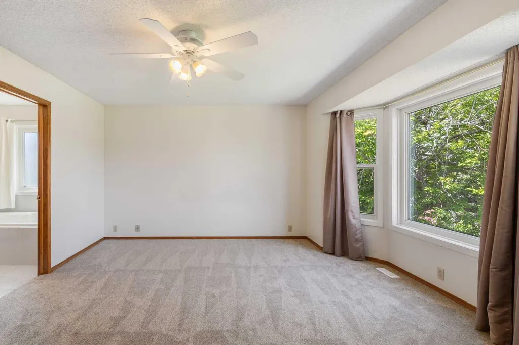 117 Douglasbank Way SE Calgary AB T2Z 1W4