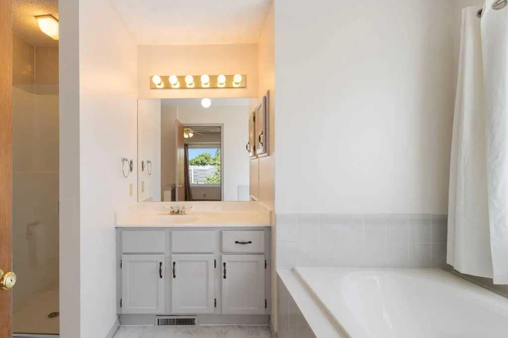 117 Douglasbank Way SE Calgary AB T2Z 1W4