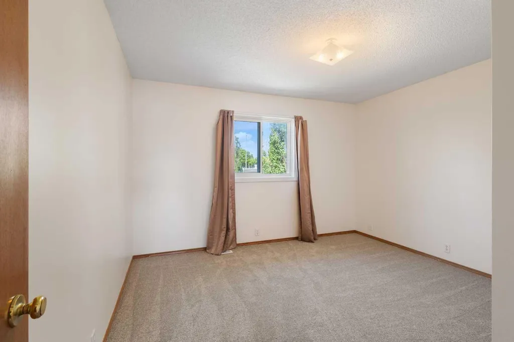 117 Douglasbank Way SE Calgary AB T2Z 1W4