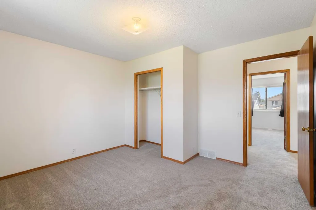 117 Douglasbank Way SE Calgary AB T2Z 1W4
