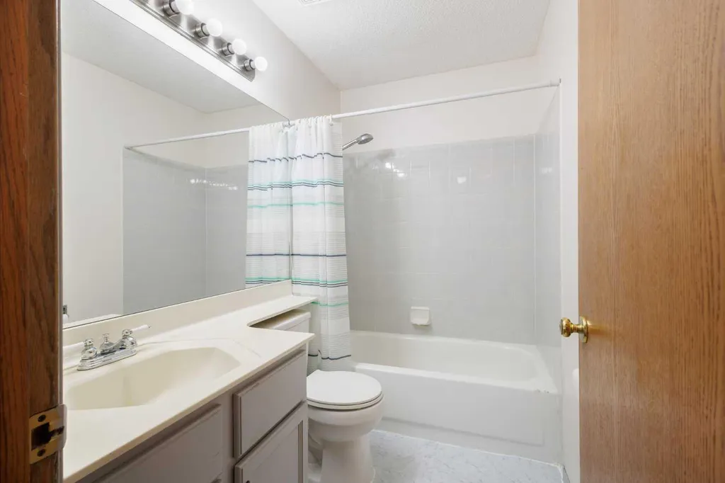 117 Douglasbank Way SE Calgary AB T2Z 1W4
