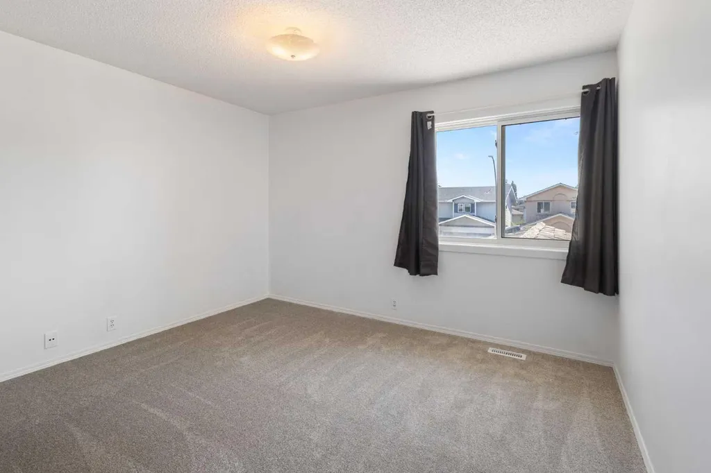 117 Douglasbank Way SE Calgary AB T2Z 1W4