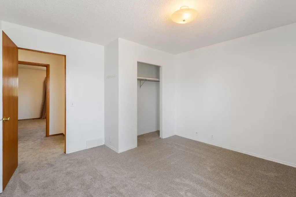 117 Douglasbank Way SE Calgary AB T2Z 1W4