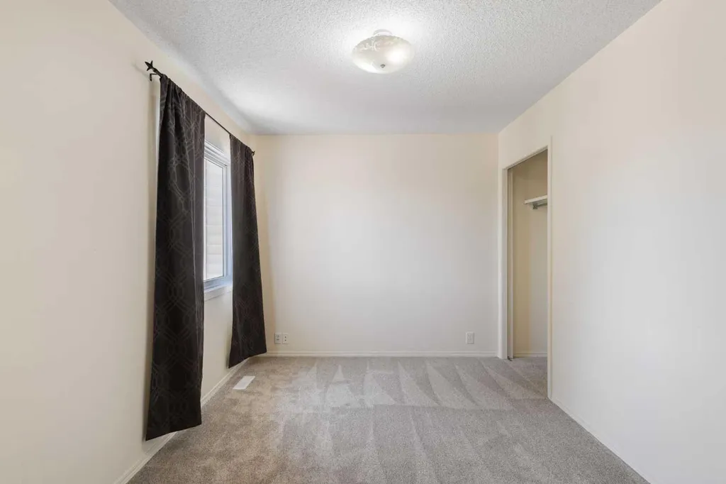 117 Douglasbank Way SE Calgary AB T2Z 1W4