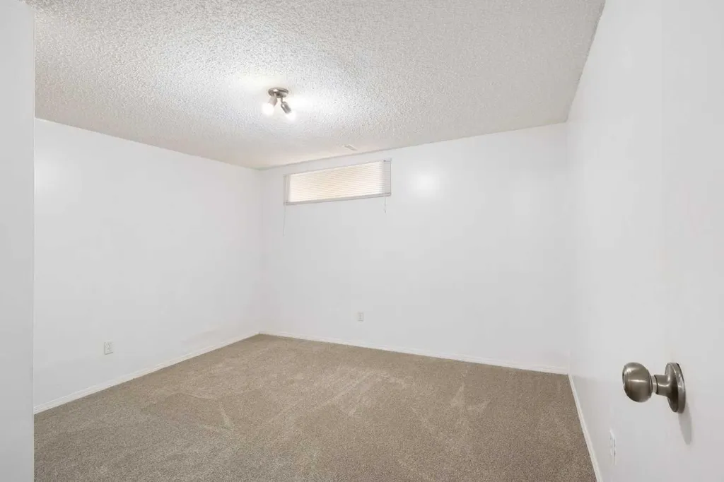 117 Douglasbank Way SE Calgary AB T2Z 1W4