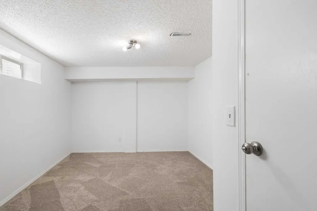 117 Douglasbank Way SE Calgary AB T2Z 1W4