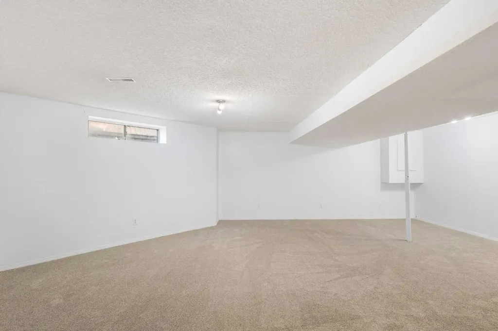 117 Douglasbank Way SE Calgary AB T2Z 1W4