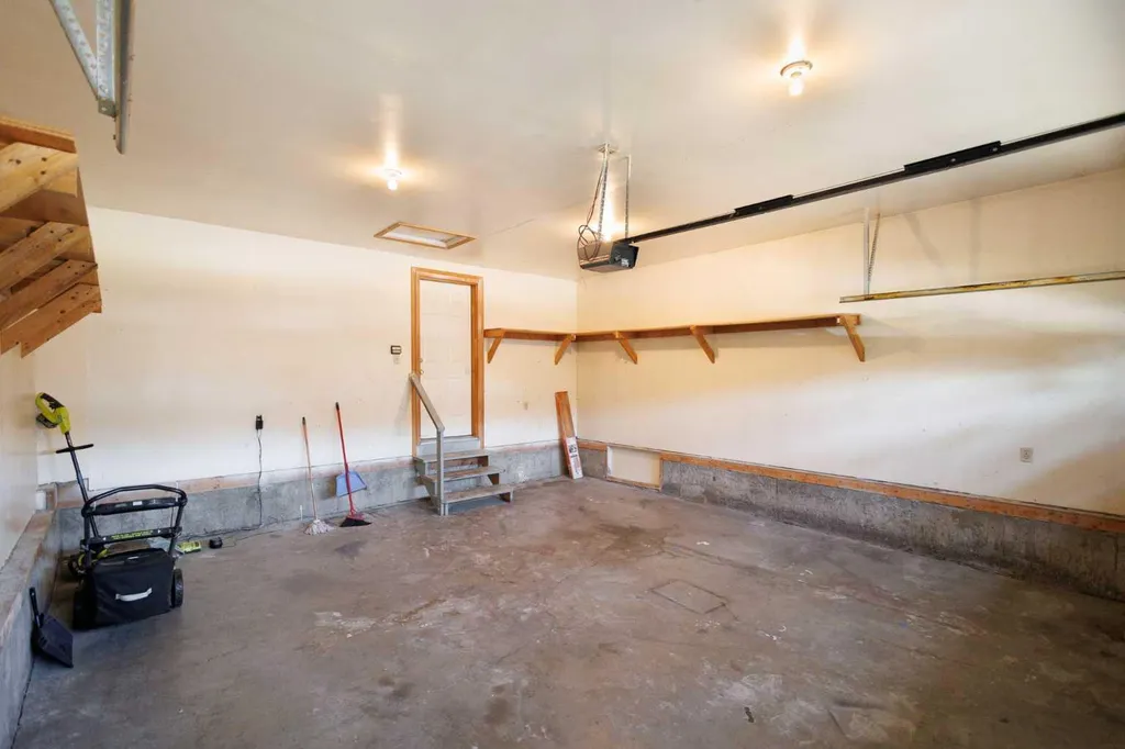 117 Douglasbank Way SE Calgary AB T2Z 1W4