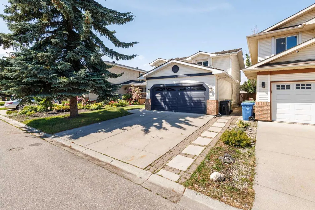 117 Douglasbank Way SE Calgary AB T2Z 1W4