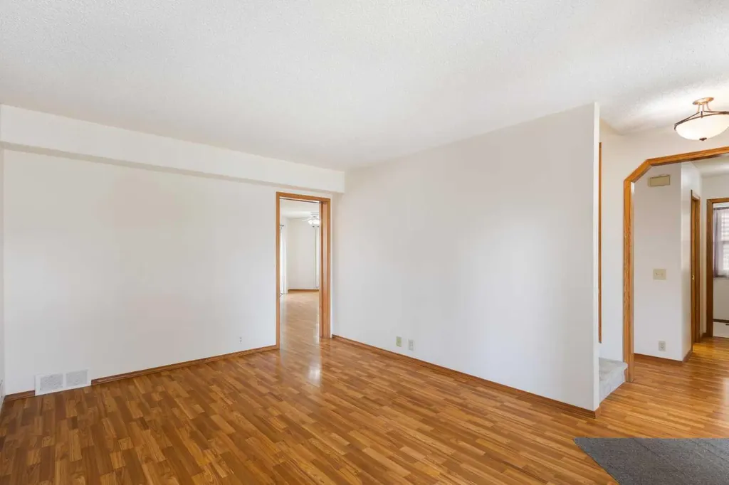 117 Douglasbank Way SE Calgary AB T2Z 1W4