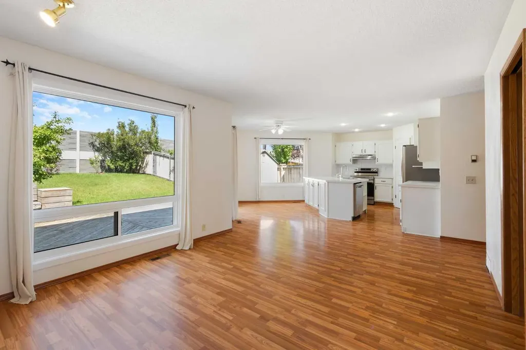117 Douglasbank Way SE Calgary AB T2Z 1W4