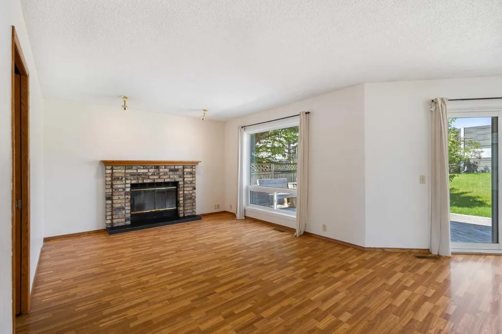 117 Douglasbank Way SE Calgary AB T2Z 1W4