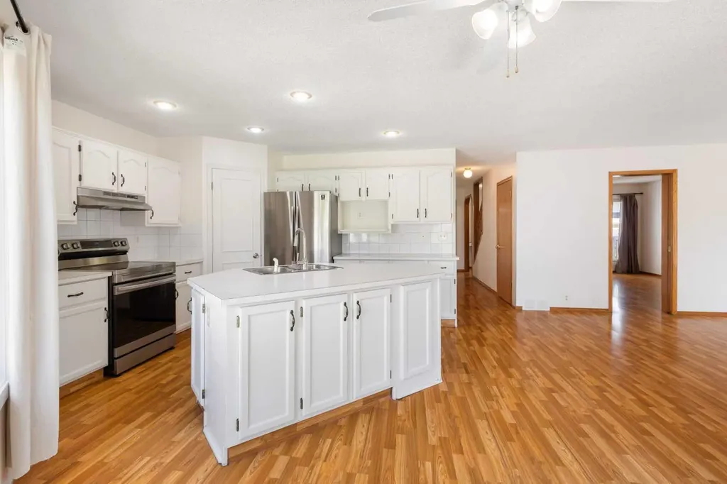117 Douglasbank Way SE Calgary AB T2Z 1W4