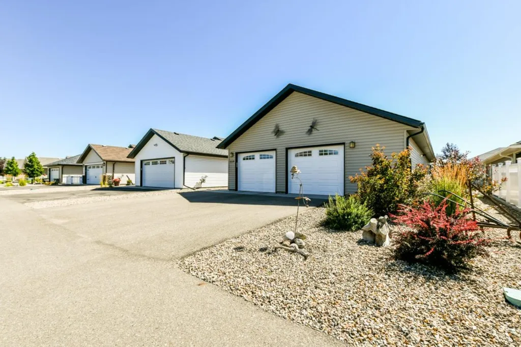 159 Chartwell Row SE Medicine Hat AB T1B 0E4