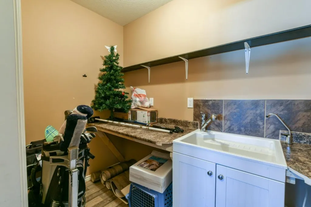 159 Chartwell Row SE Medicine Hat AB T1B 0E4