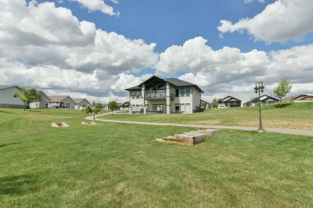 159 Chartwell Row SE Medicine Hat AB T1B 0E4
