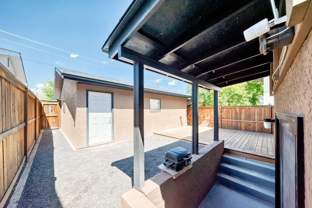 8004 Ranchview Drive NW Calgary AB T3G1T1