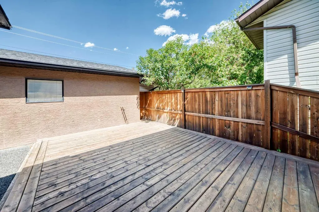 8004 Ranchview Drive NW Calgary AB T3G1T1