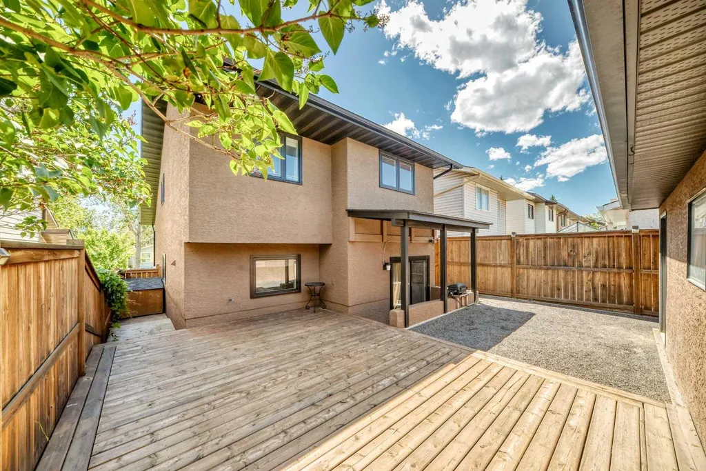 8004 Ranchview Drive NW Calgary AB T3G1T1