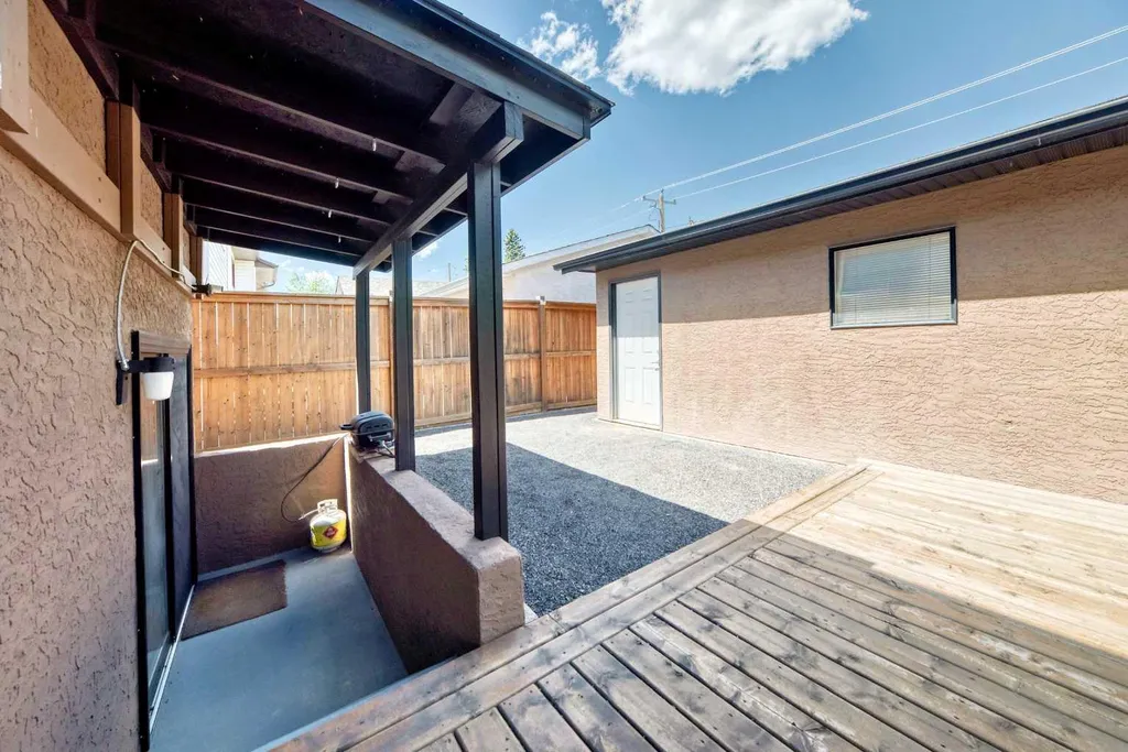 8004 Ranchview Drive NW Calgary AB T3G1T1