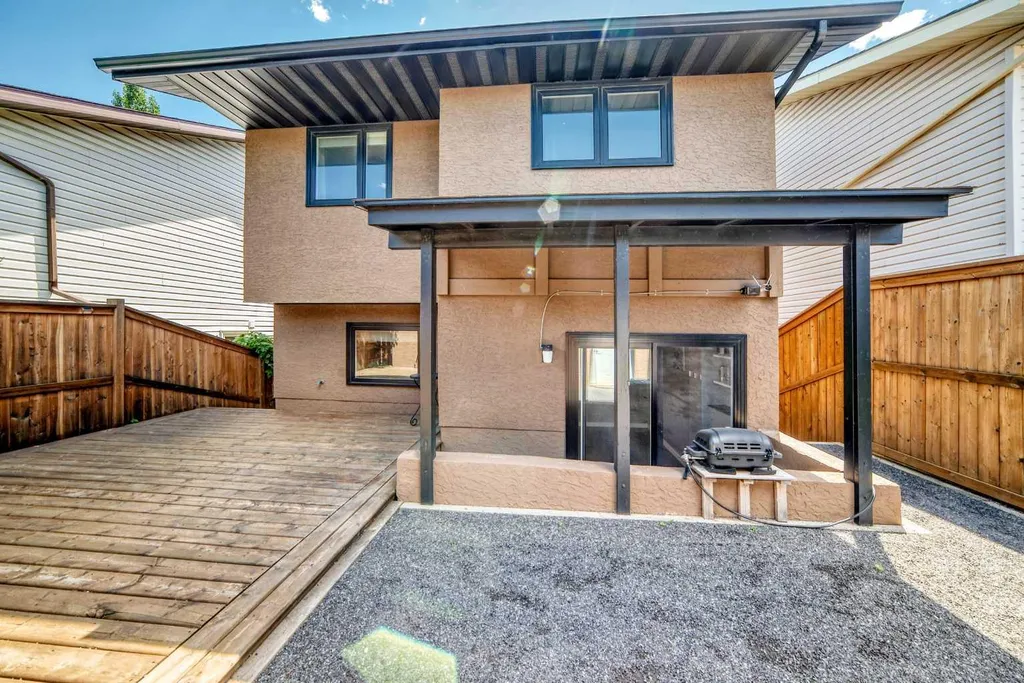 8004 Ranchview Drive NW Calgary AB T3G1T1