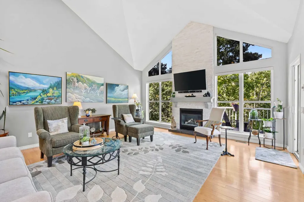 706 Patterson View SW Calgary AB T3H 3J9