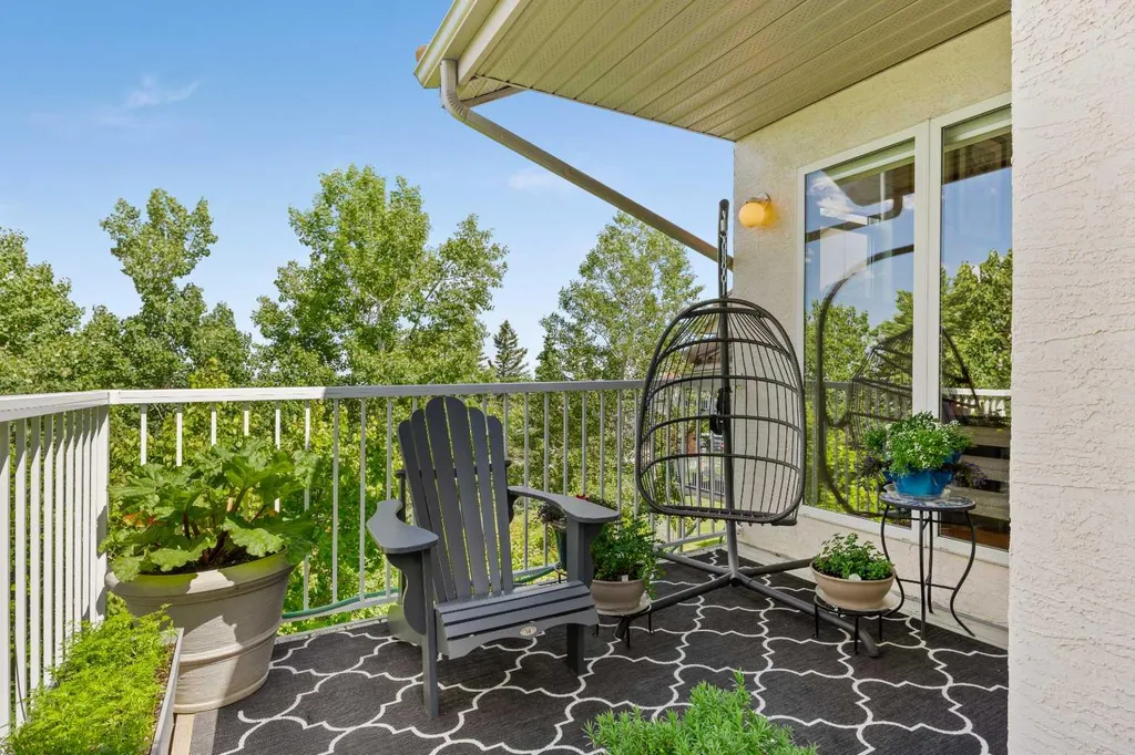 706 Patterson View SW Calgary AB T3H 3J9