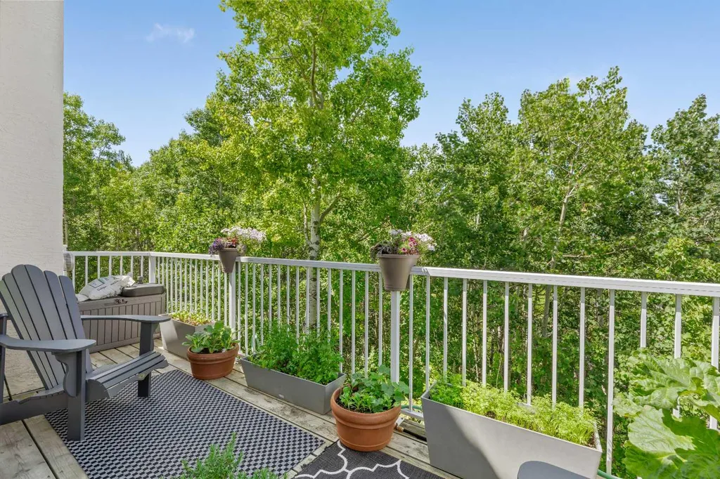706 Patterson View SW Calgary AB T3H 3J9