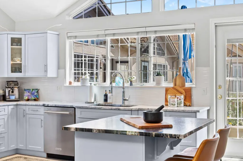 706 Patterson View SW Calgary AB T3H 3J9