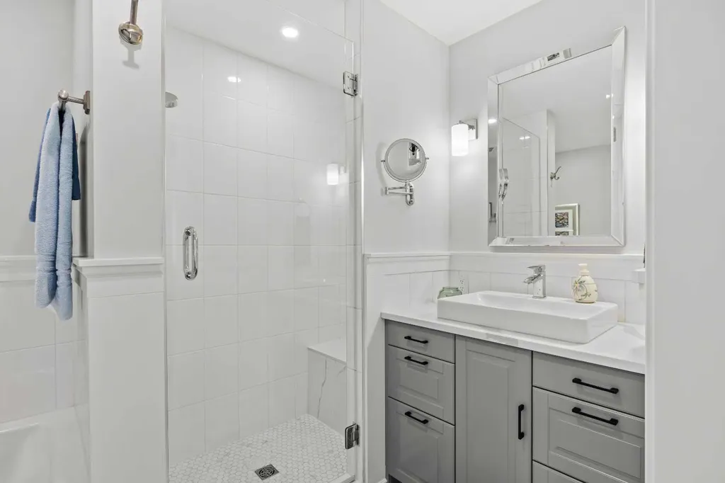 706 Patterson View SW Calgary AB T3H 3J9