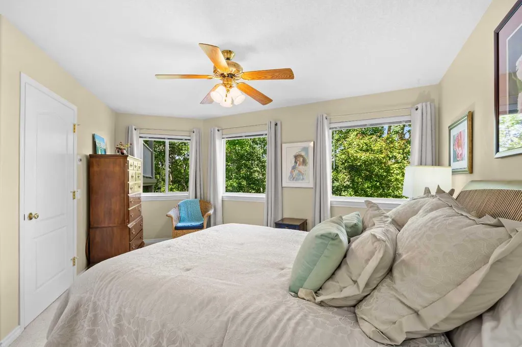 706 Patterson View SW Calgary AB T3H 3J9