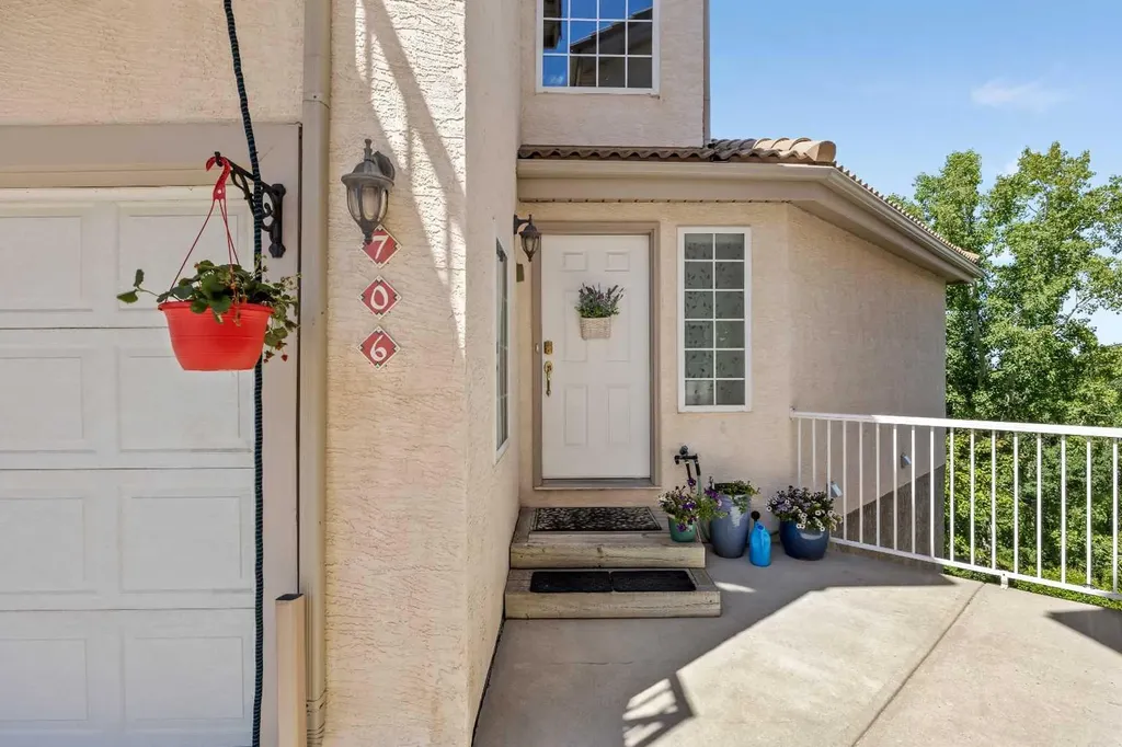706 Patterson View SW Calgary AB T3H 3J9