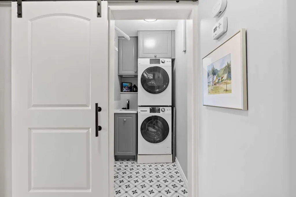 706 Patterson View SW Calgary AB T3H 3J9