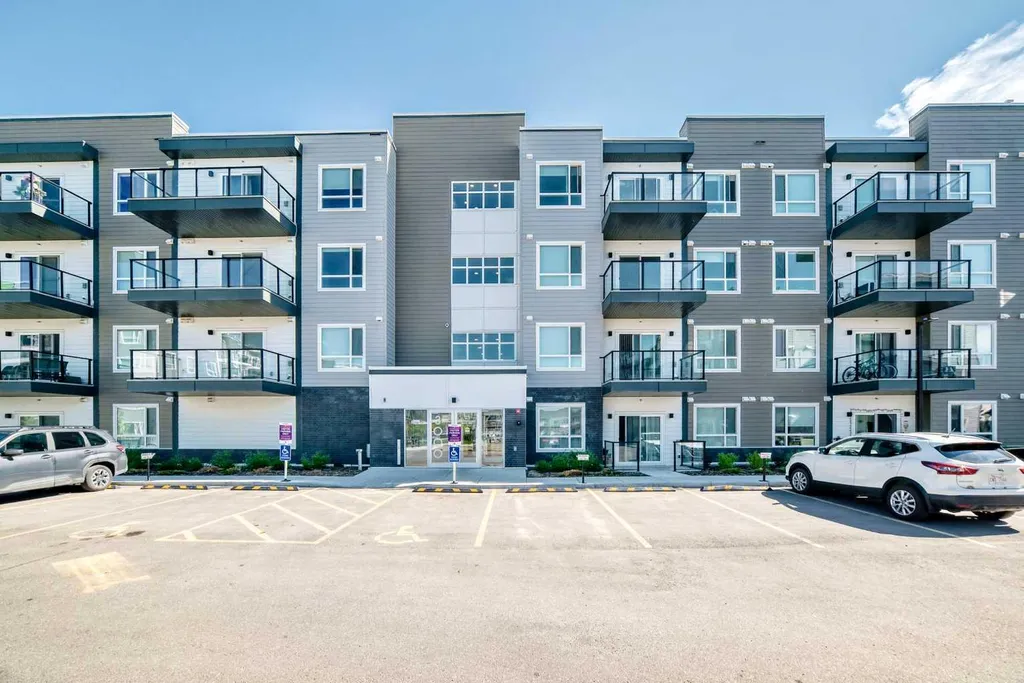 33 Carringham Gate NW Calgary AB T3P 2H6