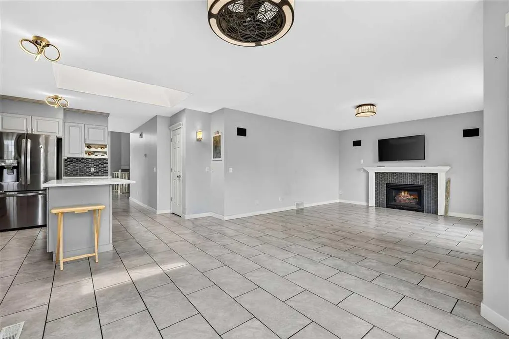 254 Douglas Glen Heath SE Calgary AB T2Z 2N1