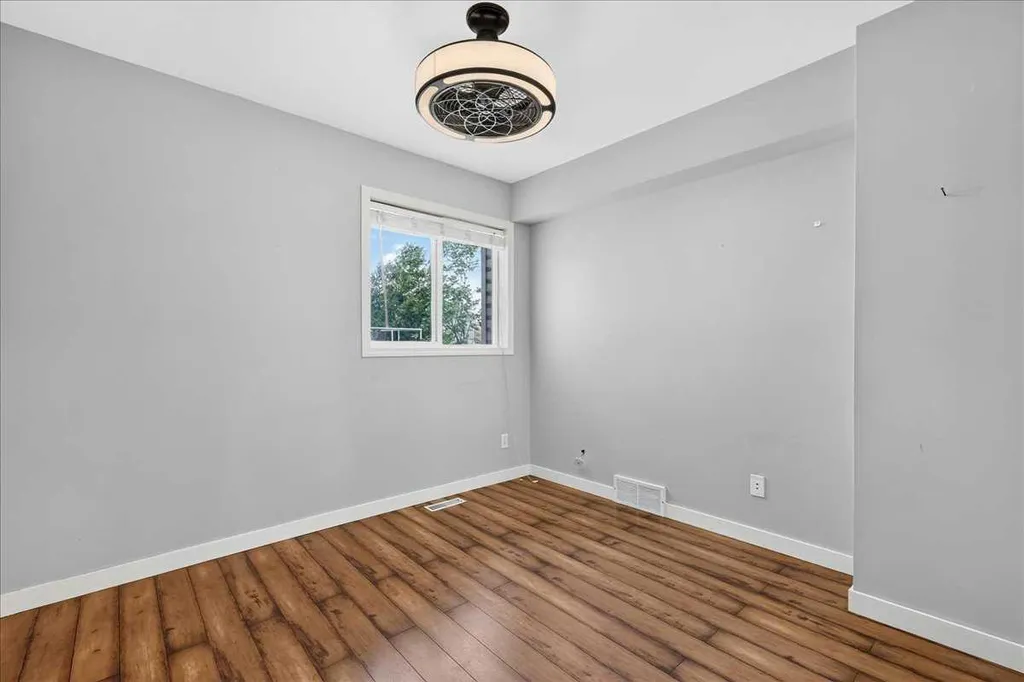 254 Douglas Glen Heath SE Calgary AB T2Z 2N1