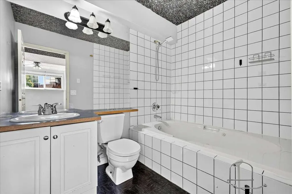 254 Douglas Glen Heath SE Calgary AB T2Z 2N1