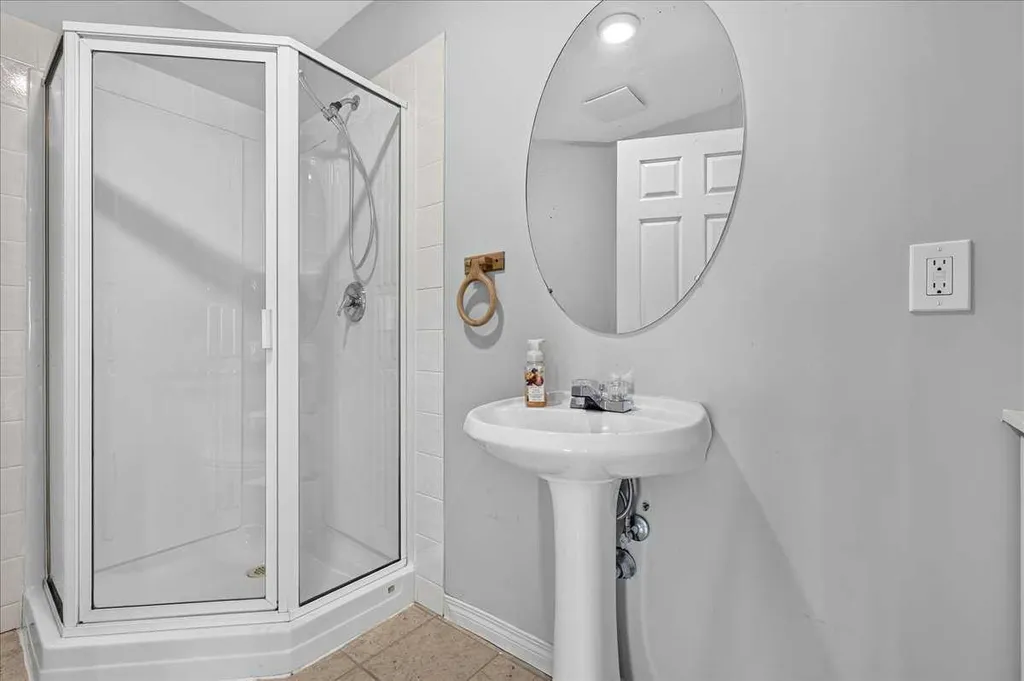 254 Douglas Glen Heath SE Calgary AB T2Z 2N1