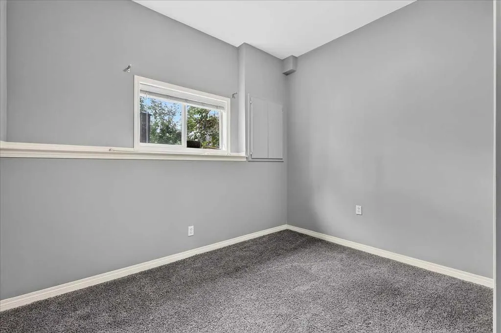 254 Douglas Glen Heath SE Calgary AB T2Z 2N1