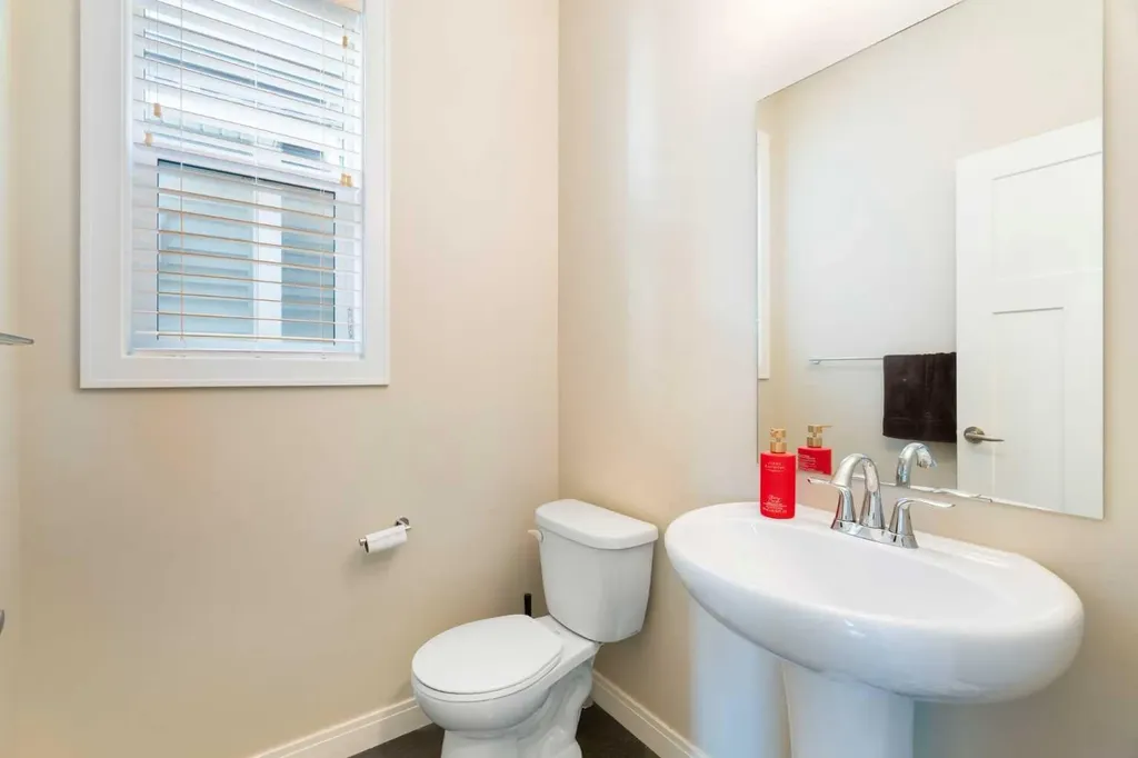 214 Cooperswood Green SW Airdrie AB T4B 3Y6