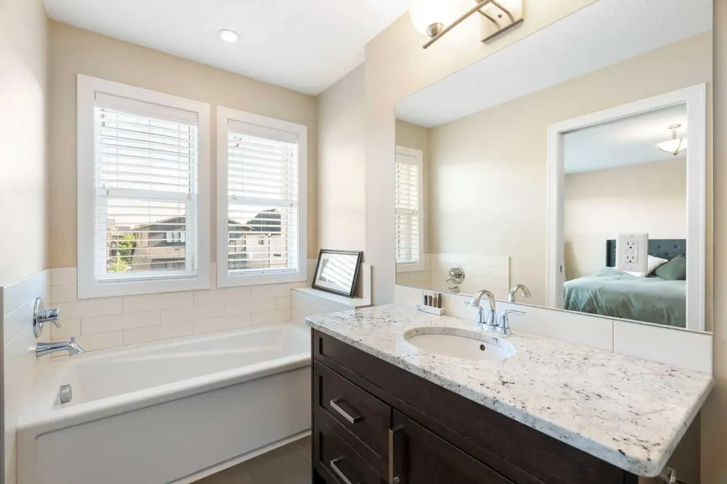 214 Cooperswood Green SW Airdrie AB T4B 3Y6
