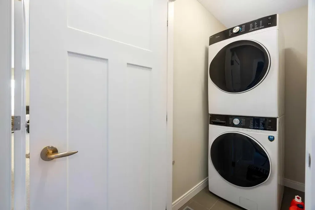 214 Cooperswood Green SW Airdrie AB T4B 3Y6