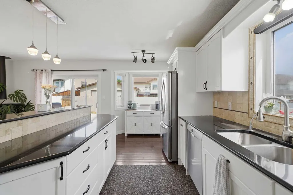 5 Westwood Crescent Sylvan Lake AB T4S 1P6