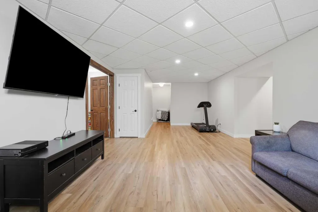 5 Westwood Crescent Sylvan Lake AB T4S 1P6