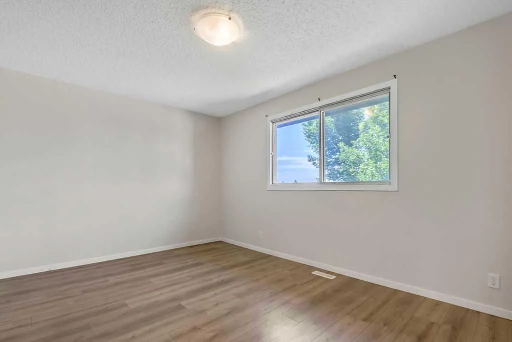 122 Bergen Road NW Calgary AB T3K 1H9