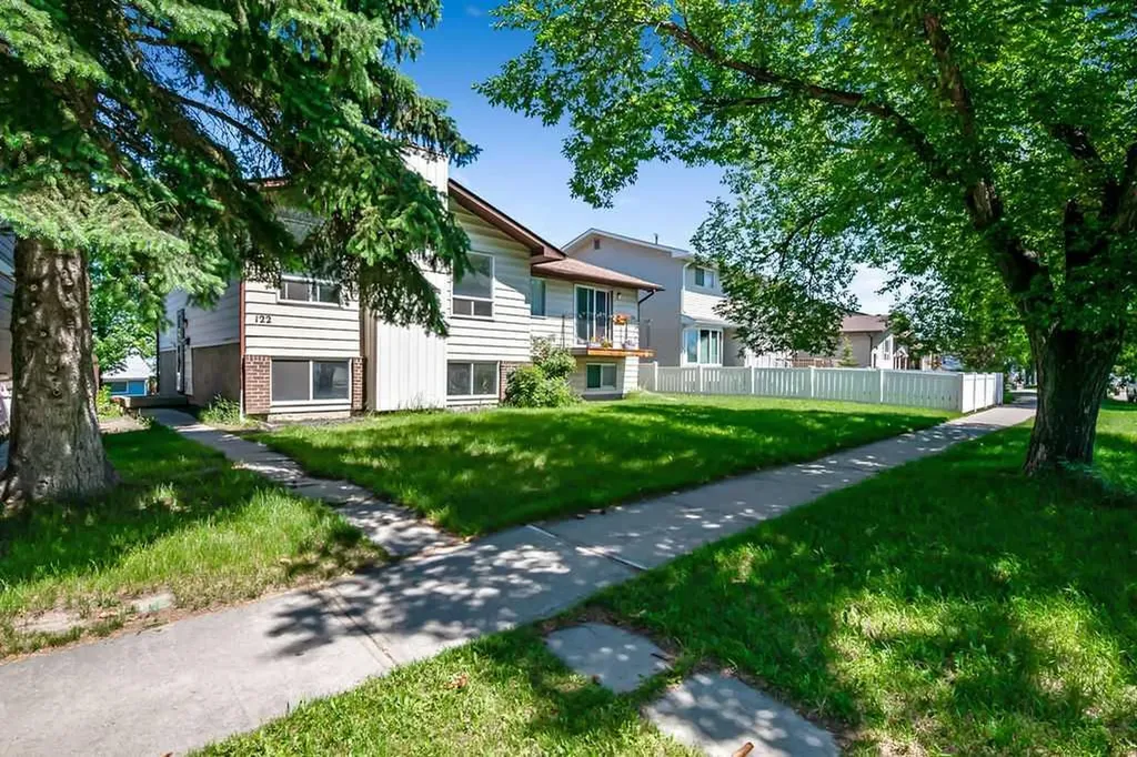 122 Bergen Road NW Calgary AB T3K 1H9